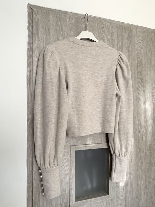 Bershka beżowy sweterek z bufiastymi rękawami z perełkami S