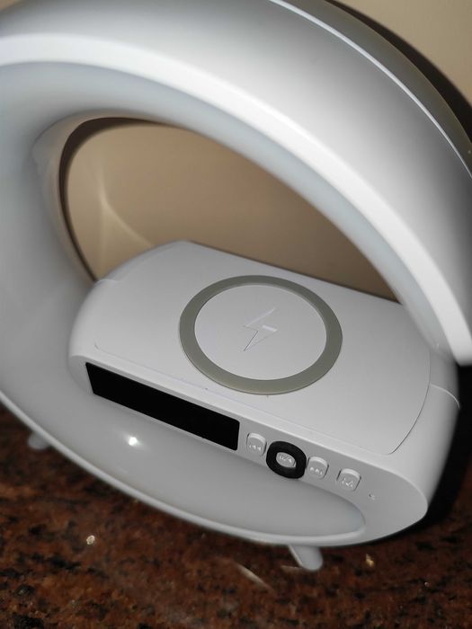 Budzik Zaokrąglony RGB z Ładowaniem Indukcyjnym