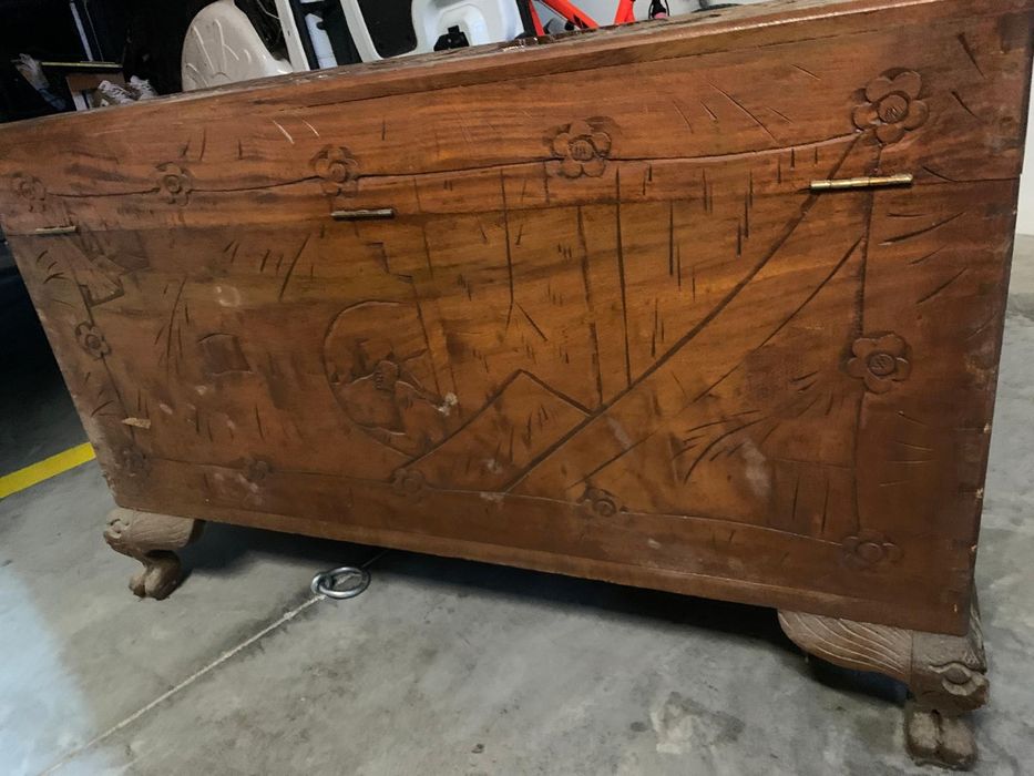 Baú Africano trabalhado á mão
