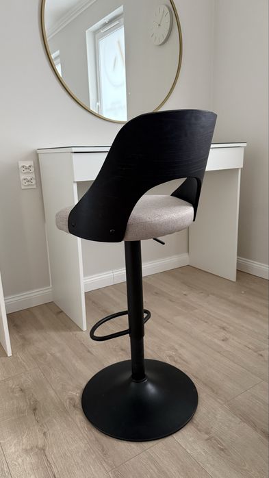 Hoker czarno - beżowy drewniane oparcie