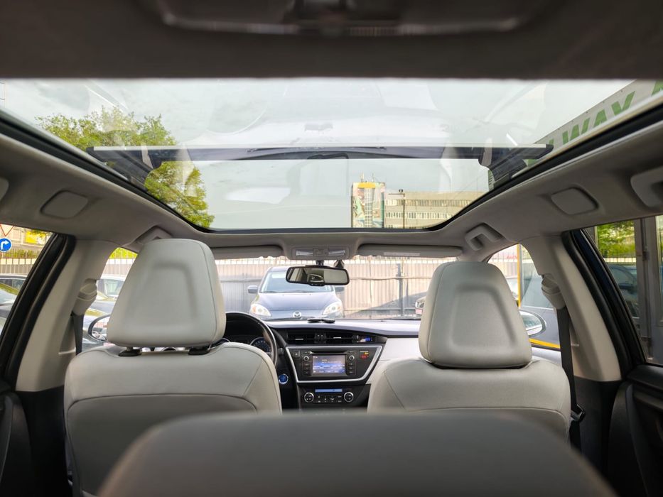 TOYOTA AURIS HYBRID 1,8 бенз+електро  2014