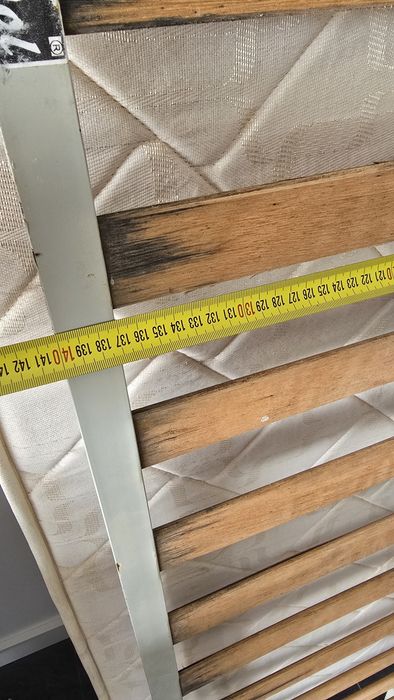 Estrado e colchão de quarto