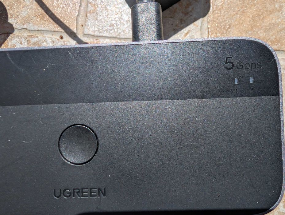 Vendo KVM Ugreen para teclado e rato (não inclui video) mais carregador usado