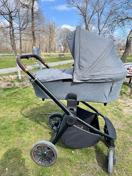 Продам коляску  Carrello Epica В 2 в 1