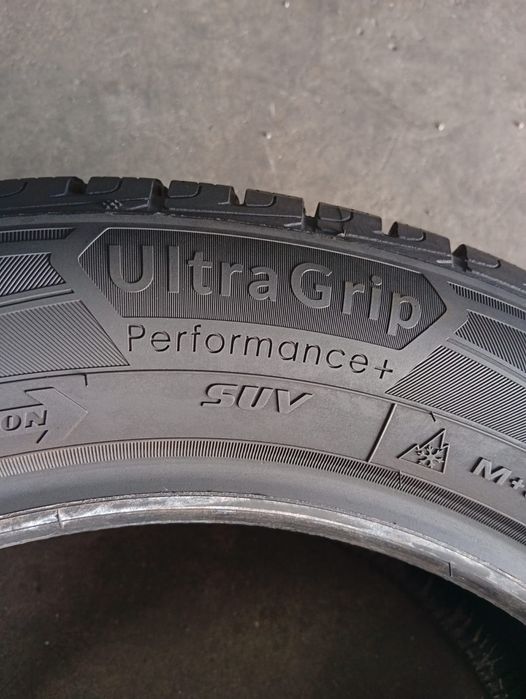 Комплект r17 215/60 Goodyear UltraGrip Performance+ зимові шини в ідеальному робочому стані сезон тільки їздила 8мм Германія виробник, майже 24рік