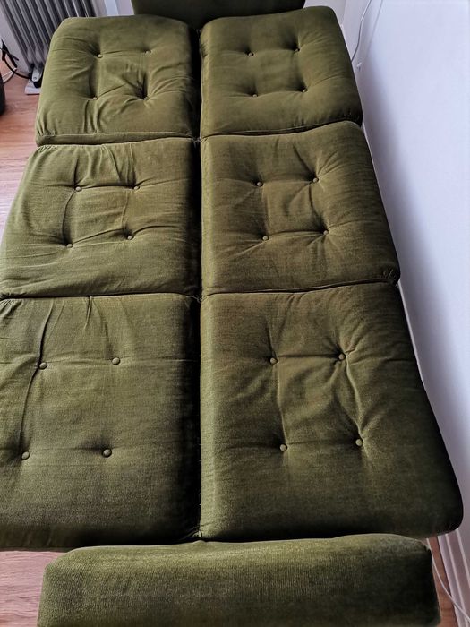 Sofá-cama em veludo verde.