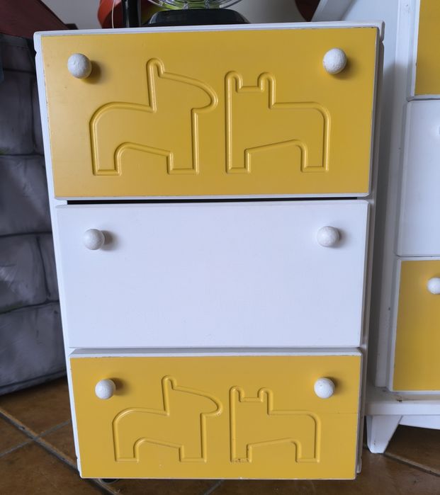 Cómoda e mesa de cabeceira - quarto de criança
