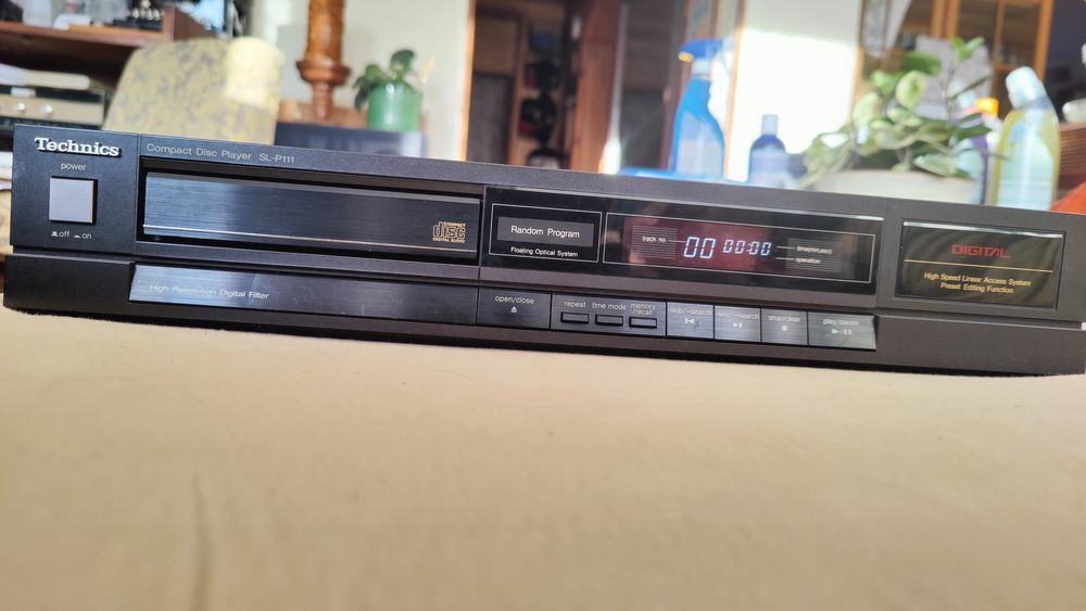 Technics  SL P 111    CD Player