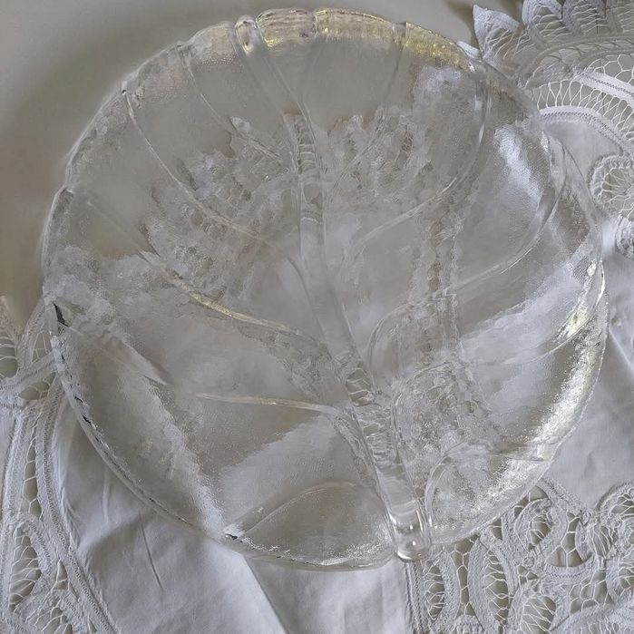 Liść kapusty, szklana, profilowana patera. Prezentuje się wyśmienicie,