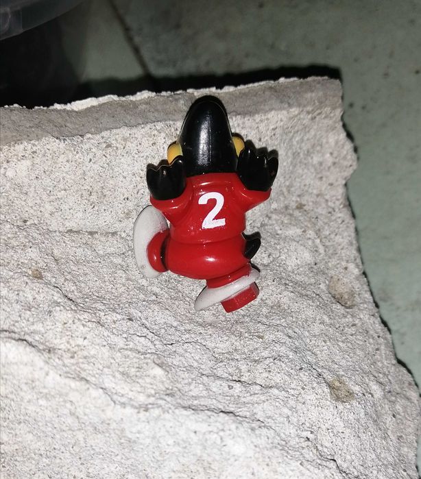 Фигурка брелок игрушка воронёнок Карлуша футболист вратарь есть Обмен