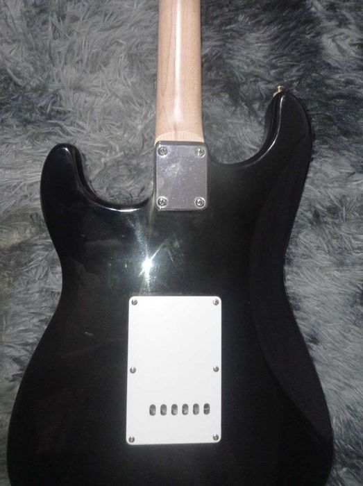 електрогітара в комплекті з підстлювачем