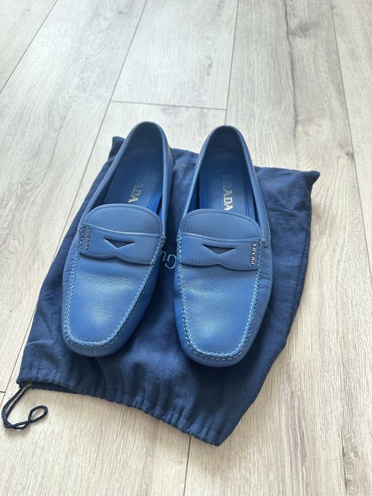 Це чоловічі лофери Prada з сап'янової шкіри (Saffiano leather)