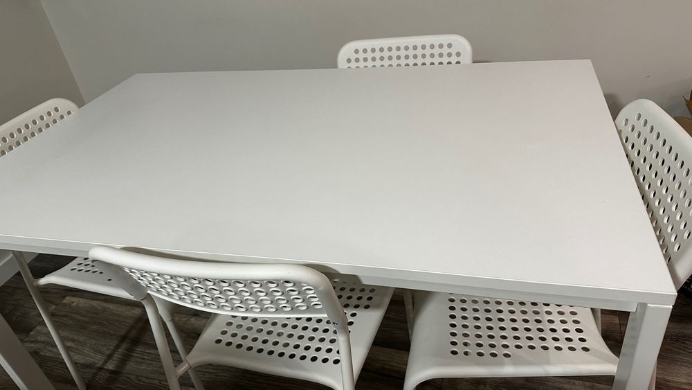 Mesa de jantar + 4 Cadeiras