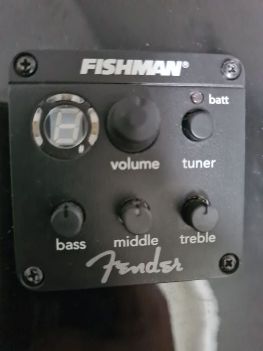 Guitarra Fender Fishman semi-acústica.