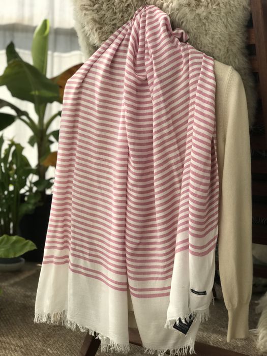 Szal w paski Tommy Hilfiger z wadą