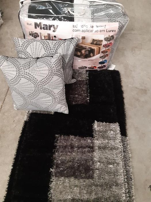 Vendo Edredon casal 2.50x2.60m com 2 almofadas mais 3 tapetes