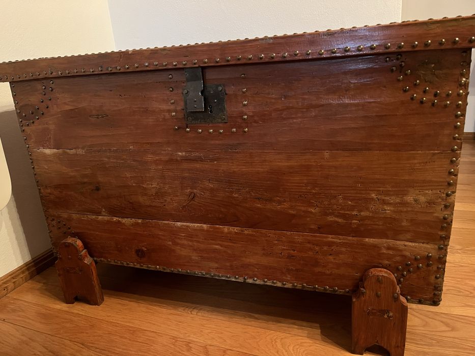 Bau em madeira e ataches de metal