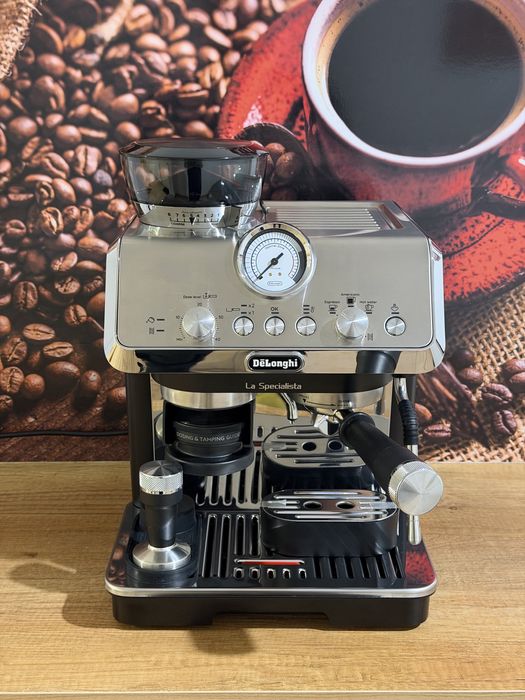 Kolbowy ekspres do kawy z młynkiem DELONGHI La Specialista EC9155.MB