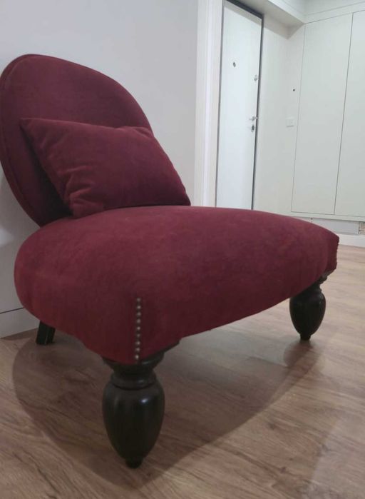 Poltrona estofada em tecido bordeaux
