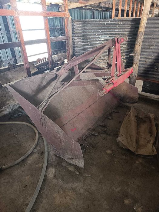 Vendo trator com alfaias agriculas