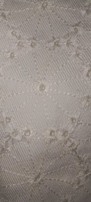 Calça branca com bordado inglês