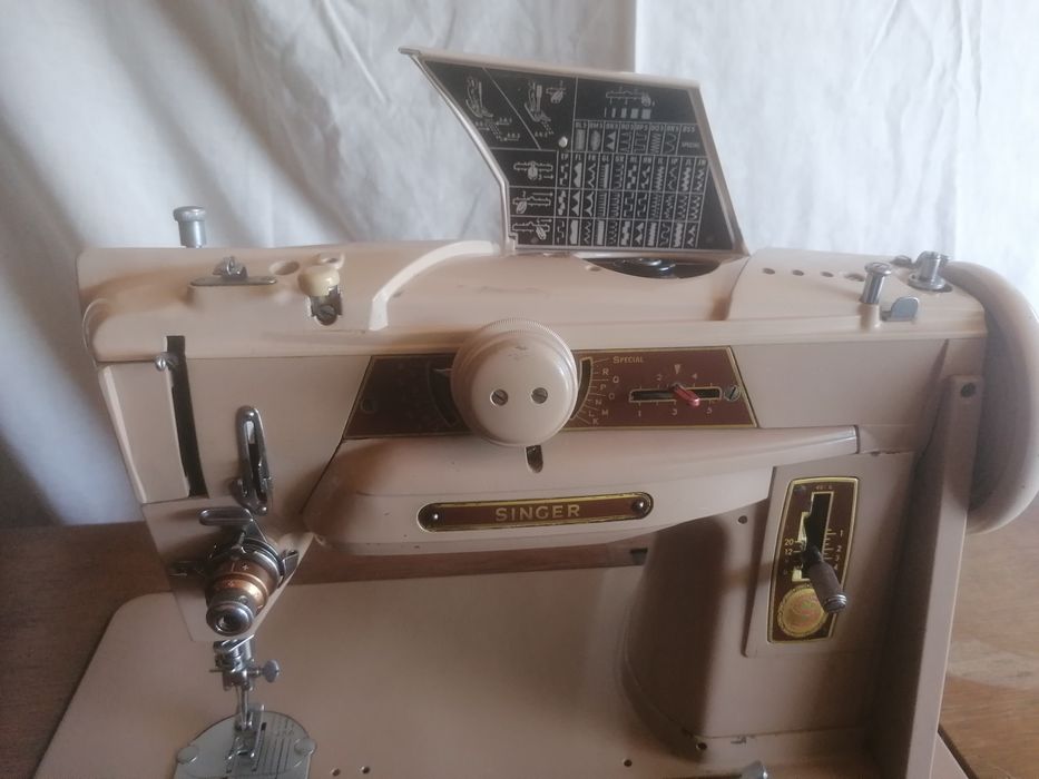 Máquina de costura Singer com todos os acessórios.