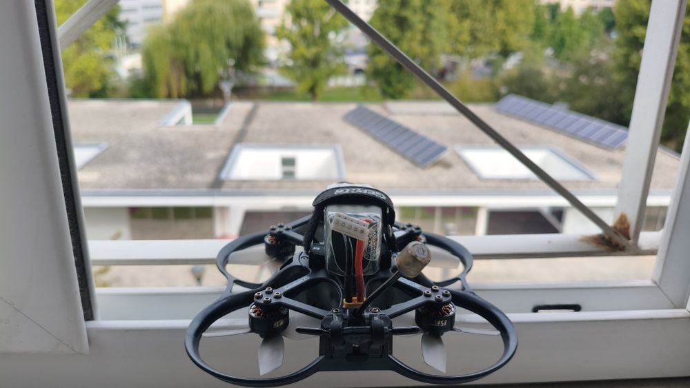 Drone Cinebot 25 sem comando e oculos FPV