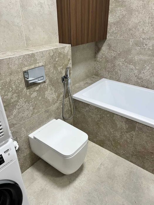 Перша здача! Простора 2-кімнатна квартира біля міського озера