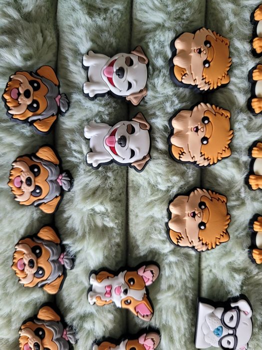 4szt Przypinki do crocs pieski