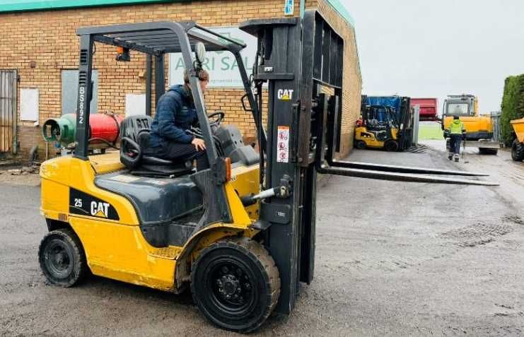 Вилочний погрузчик навантажувач CATERPILLAR GP25NTз вилами 2013 РОКУ