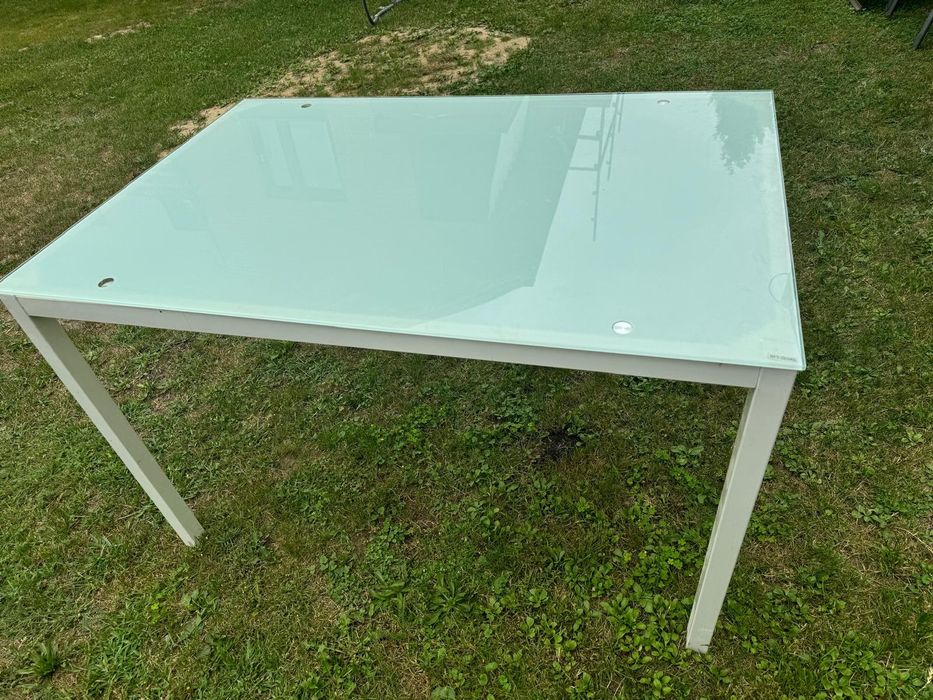 Stół kuchenny z blatem szklanym