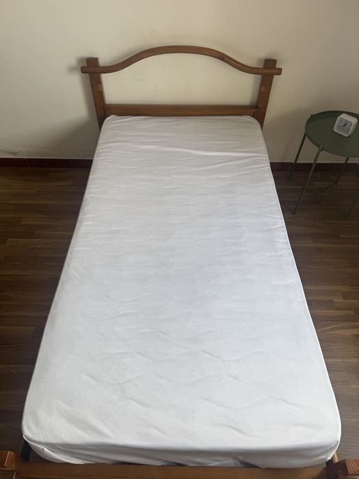 Cama de viuvo madeira e invernisada