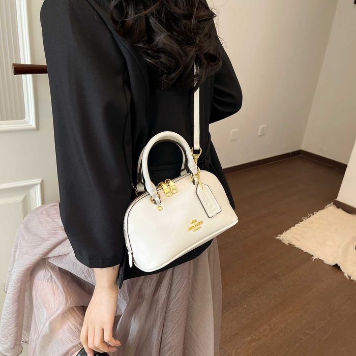 Жіноча сумка COACH Mini Rowan Crossbody In Signature / Сумка Коач крос боді з ремінцем біла/ жіноча лакована сумочка Коуч
