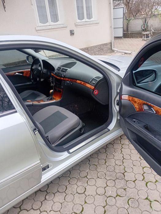 Пиодається Мерседес 211,2,2 дизель,автомат.