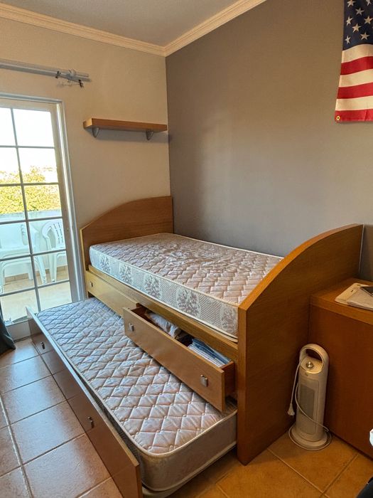 Cama de solteiro com gavetas e cama embutida