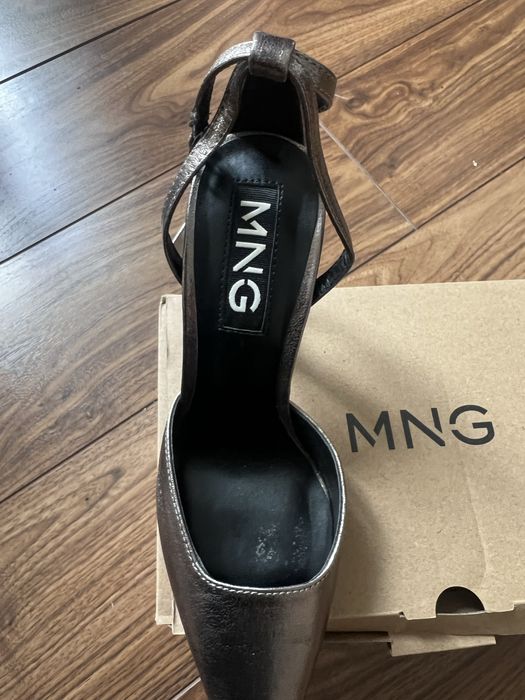 Sapatos cinza novos