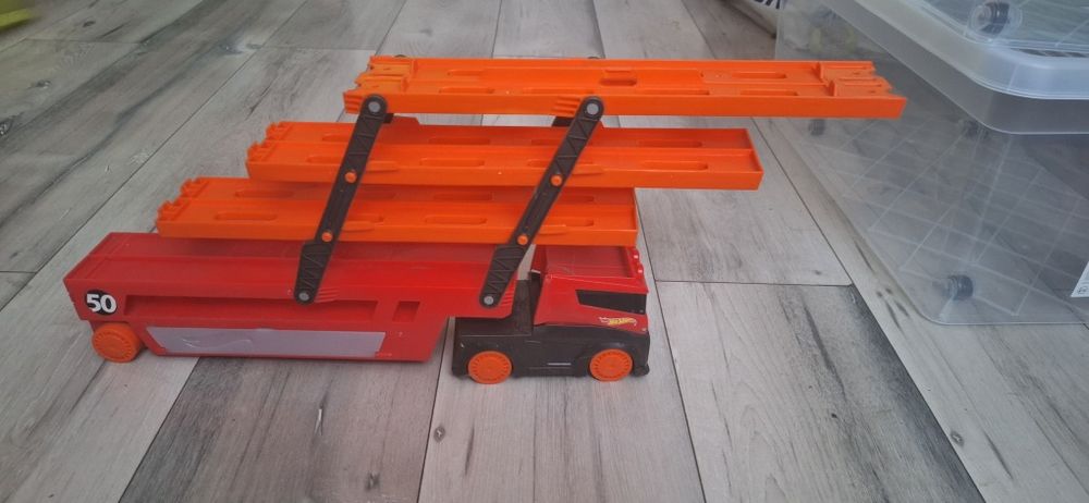 Samochód Hot wheels wyrzutnia autek  i mega transporter Hot wheels