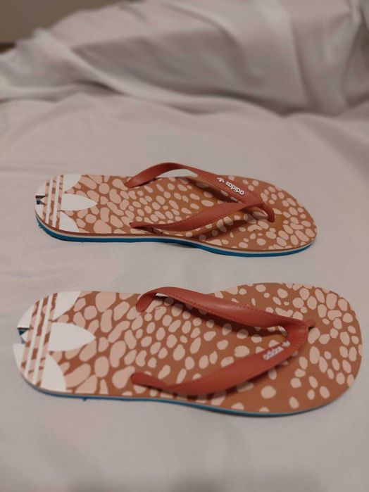 Chinelos da marca Adidas