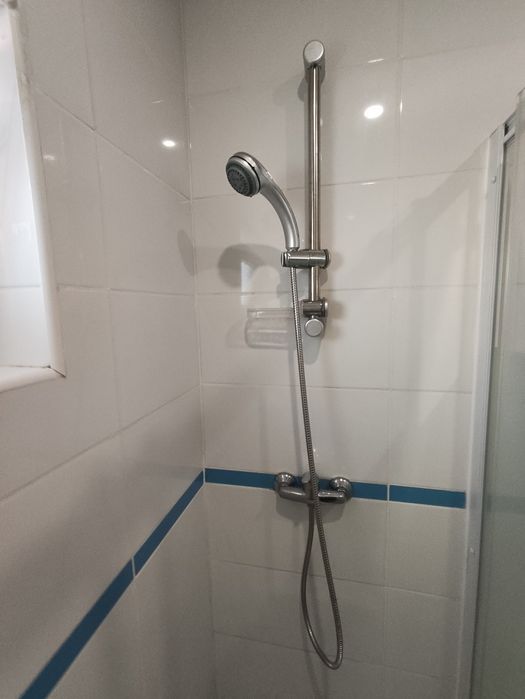 Conjunto Duche completo WC: base, cabine e coluna de duche