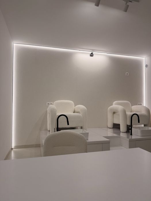 1. Stanowisko manicure+pedicure. 2 Pomieszczenie pod zabiegi