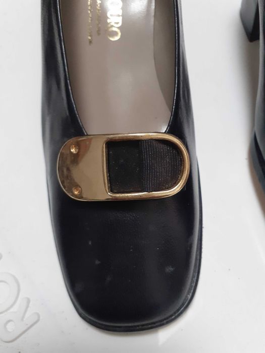Sapatos pretos com aplicação removível 35
