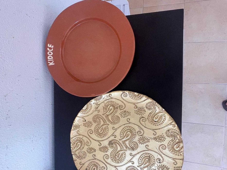 Conjunto de pratos e travessas de servir elegantes e variados