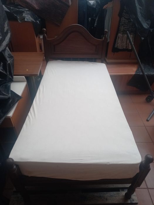 Cama de solteiro em madeira