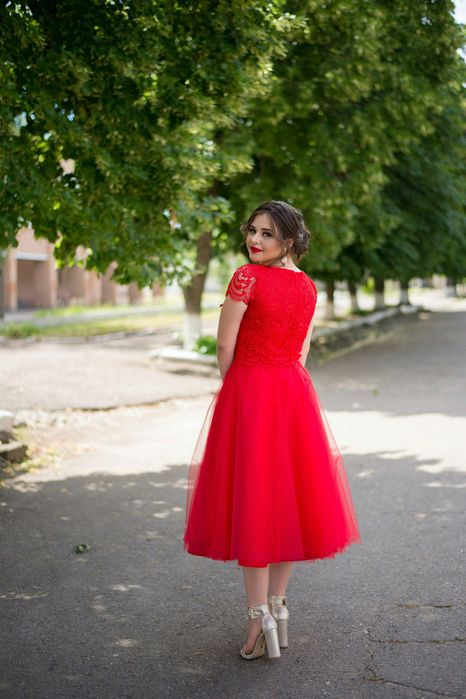 Продам червону шикарну сукню