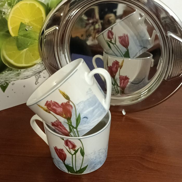 Filiżanki porcelanowe na kawę lub herbatę.