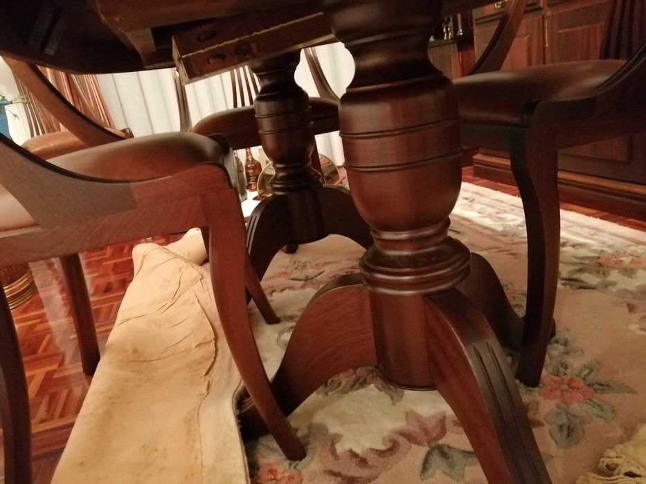 Mesa de sala de jantar oval