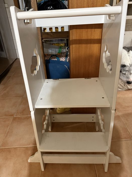 Escada e mesa com cadeira de criança