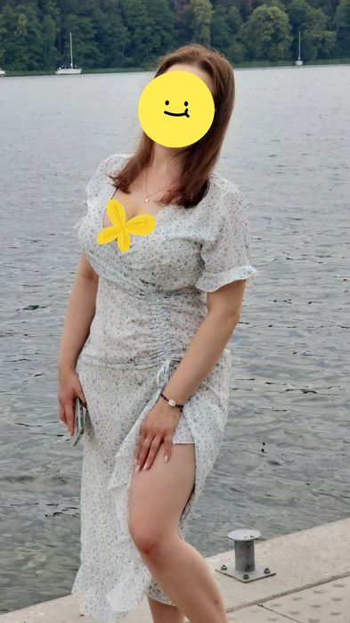 Biała sukienka w kwiaty midi