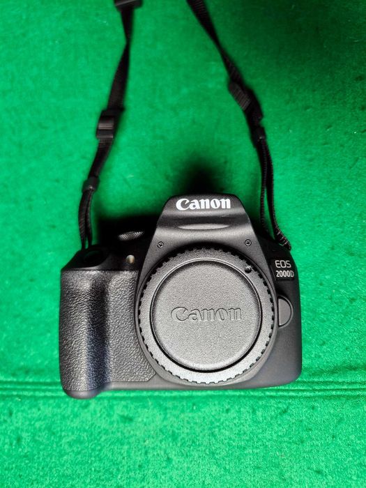 Máquina fotográfica Canon EOS 2000 D - pouco usada, praticamente nova.