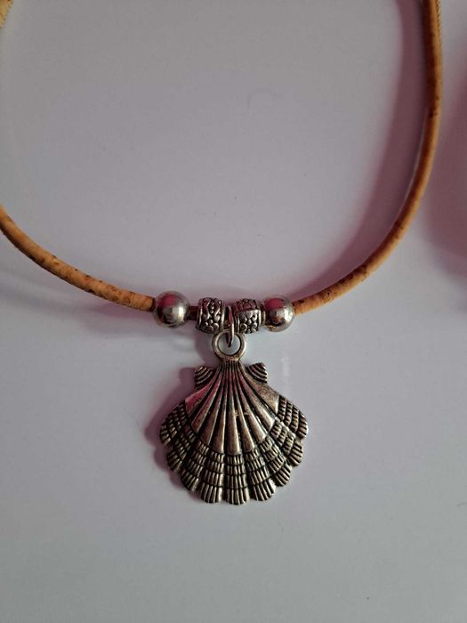 Conjunto bijuteria de cortiça, 1 colar e 2 pulseiras